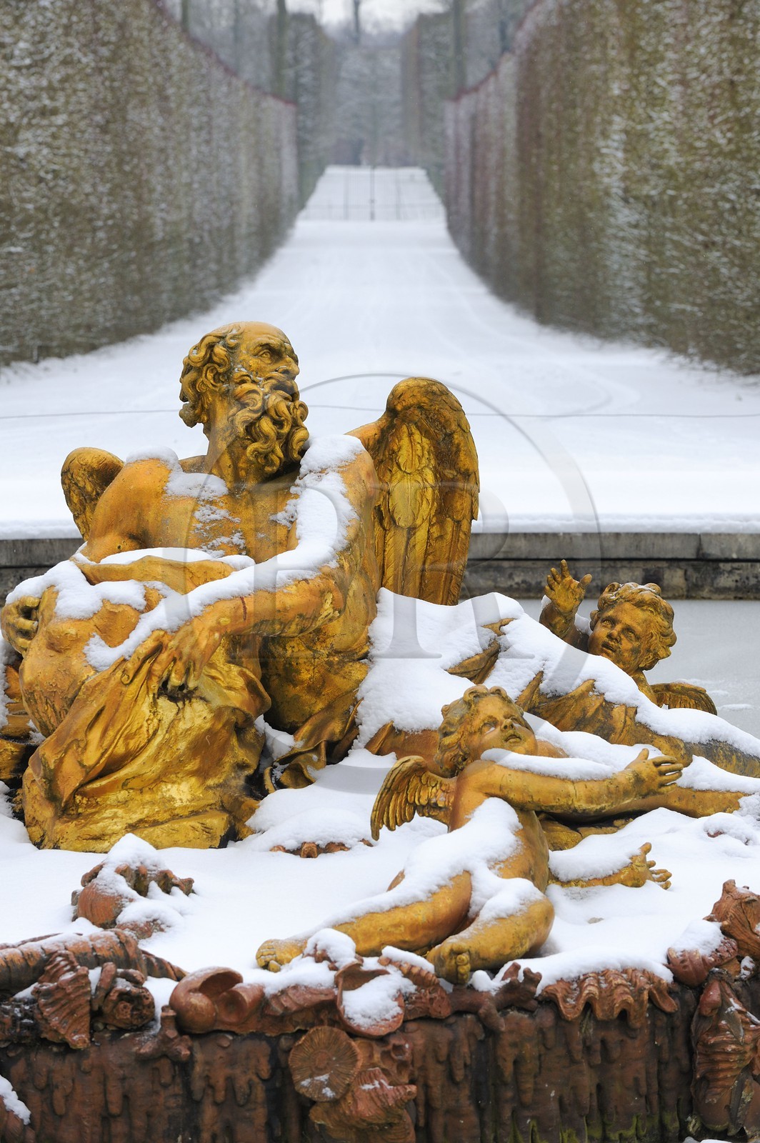 France, Yvelines (78), parc du château de Versailles sous la neige, classé Patrimoine Mondial de l'UNESCO, bassin de Saturne ou de l'Hiver oeuvre de Girardon