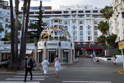 France, Alpes-Maritimes (06), Cannes, l'hotel Majestic du groupe Barrière sur le boulevard de la Croisette, le retour des baigneuses