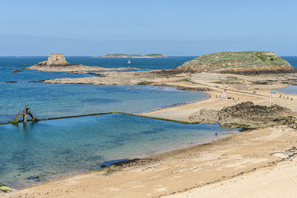 France, Ille-et-Vilaine (35), Côte d'Emeraude, Saint-Malo, Fort conçu par Vauban de l'île rocheuse Petit-Bé à gauche et Grand-Bé à droite, le plongeoir et la piscine d'eau de mer de la plage de Bon Secours au premier plan à marée basse