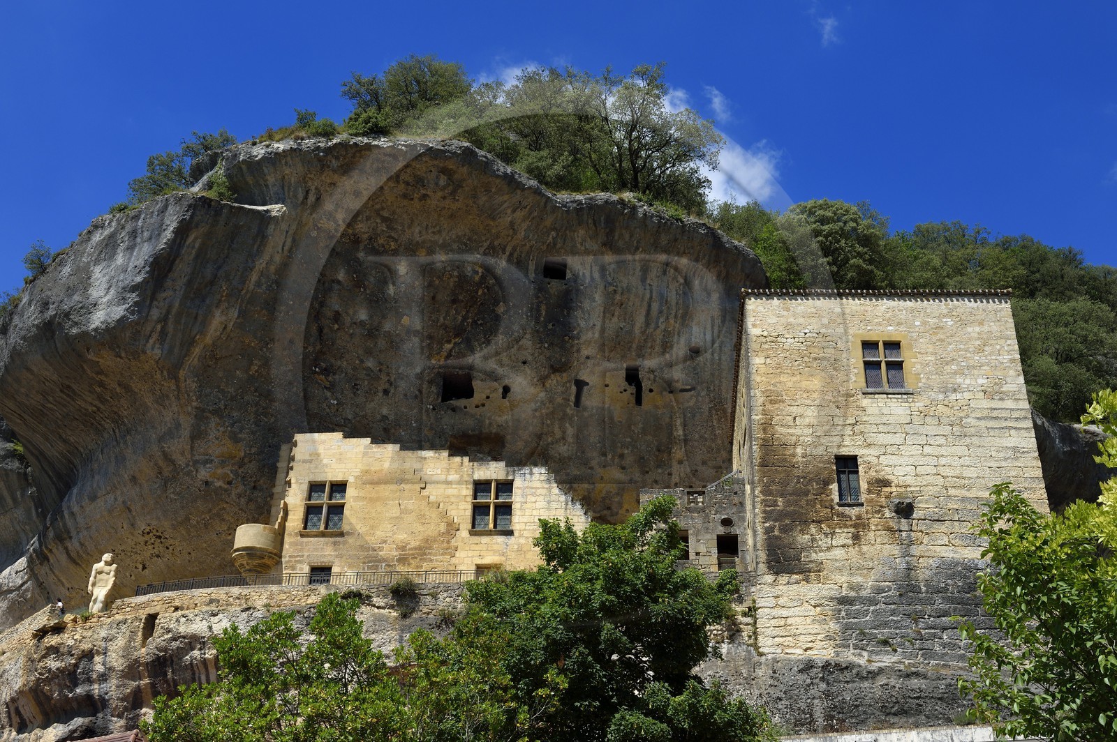 France, Dordogne (24), Périgord Noir, vallée de la Vézère, Les Eyzies-de-Tayac-Sireuil, site classé Patrimoine Mondial de l'UNESCO, la falaise, la statue de l'homme de Néandertal et l'ancien Chateau de Tayac des barons de Beynac