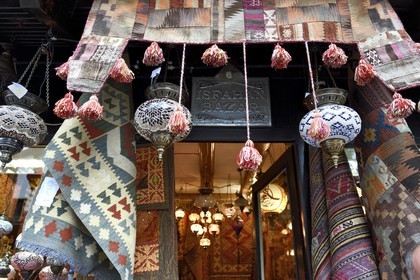 Bosnie-Herzégovine, Sarajevo, quartier de Bascarsija dans la vieille ville, le Isfahan Bazar, marchand de tapis dans la rue Saraci