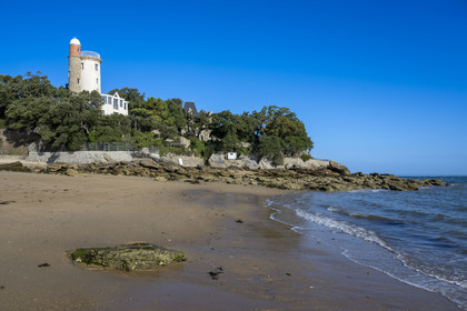 France, Vendée (85), Ile de Noirmoutier, Noirmoutier-en-l'Ile, le Bois de la Chaise, la plage de l'Anse Rouge dominée par la Tour Plantier