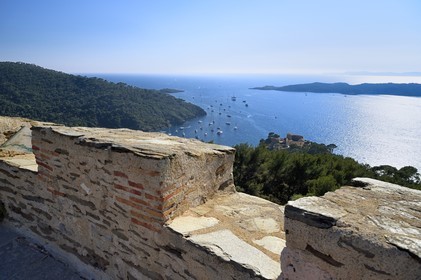 France, Var (83), Iles d'Hyères, parc national de Port Cros, Ile de Port-Cros, le Fort de l'Estissac surplombe la rade de Port Cros et l'Ile de Bagaud qui est une réserve intégrale en arrière plan