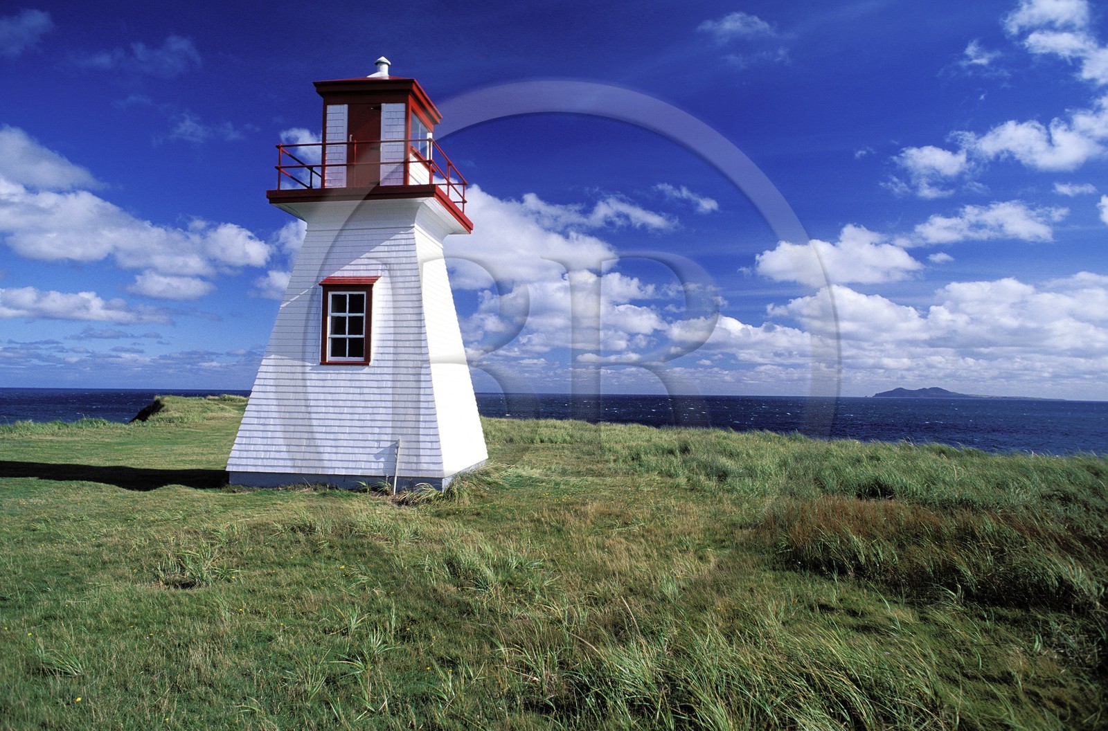 Canada, province de Québec, îles de la Madeleine, île du Havre aux Maisons, phare en bois du cap Alright et île d' Entrée au loin