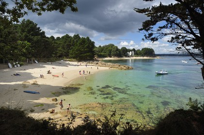 France,  Finistère (29), Fouesnant, le littoral entre le Cap Coz et la Pointe de Beg Meil, plage que longe le sentier cotier