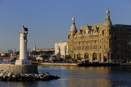 Turquie, Istanbul, rive asiatique, quartier de Kadiköy, gare de Haydarpasa Istasyonu inaugurée en 1908, ligne de l'Orient Express allant d'Istanbul à Bagdad