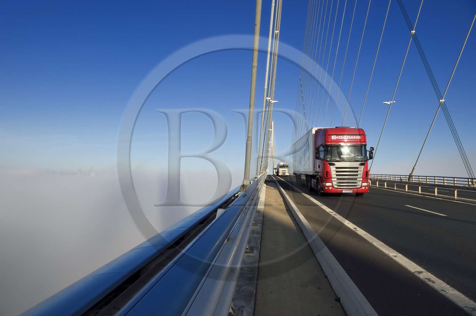 France, entre Calvados (14) et Seine-Maritime (76), le Pont de Normandie enjambe la Seine dans le brouillard France, entre Calvados (14) et Seine-Maritime (76), le Pont de Normandie enjambe la Seine dans le brouillard