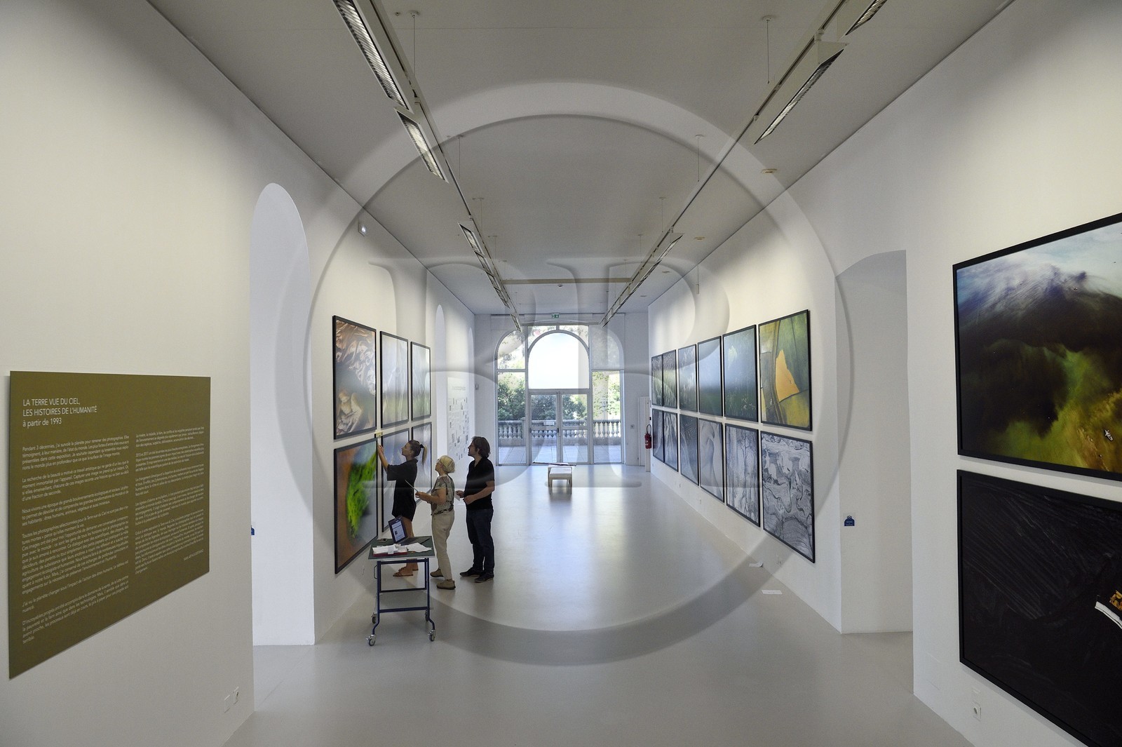 France, Var (83), la rade de Toulon, La Seyne-sur-Mer, quartier de Tamaris, la villa Tamaris, centre d’art consacré à l’exposition de l’art contemporain, le directeur artistique Cyril Bruneau installe l'exposition de photographies Legacy de Yann Arthus-Bertrand