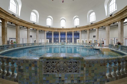France, Meurthe-et-Moselle (54), Nancy, la piscine ronde de Nancy Thermal sous une coupole