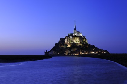 France, Manche (50), Mont-Saint-Michel, classé Patrimoine Mondial de l'UNESCO, et le Couesnon