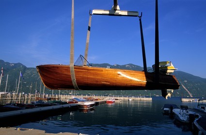 France, Savoie (73), Navig'Aix au lac du Bourget, célèbre canot automobile en bois du type Riva sortie de l' eau au port d' Aix-les-Bains