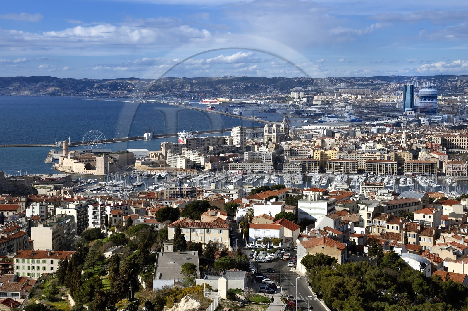 France, Bouches-du-Rhône (13), Marseille, vue générale sur la ville avec le port et le Vieux-Port depuis la basilique Notre-Dame de la Garde