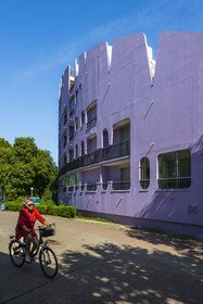 France, Hérault (34), La Grande-Motte, labellisé patrimoine du XXème siècle, quartier du Couchant à l'ouest du port, l'immeuble le Paradis du Soleil des architectes Jean Balladur et Jean-Bernard Tostivint