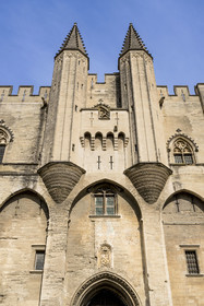 France, Vaucluse (84), Avignon, Palais des Papes classé Patrimoine mondial de l'UNESCO, aile des Grands Dignitaires, la facade ouest sur la place du Palais