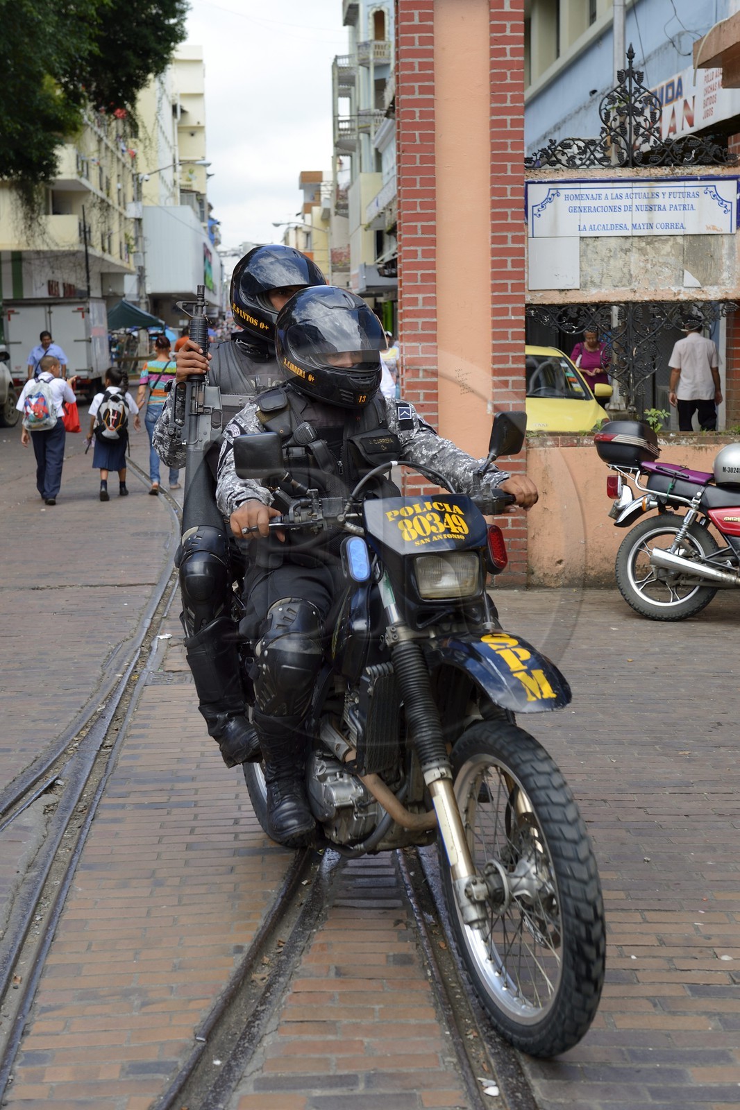 Panama, Panama City, quartier de Santa Ana, la police spéciale à moto qui est aussi la police présidentielle