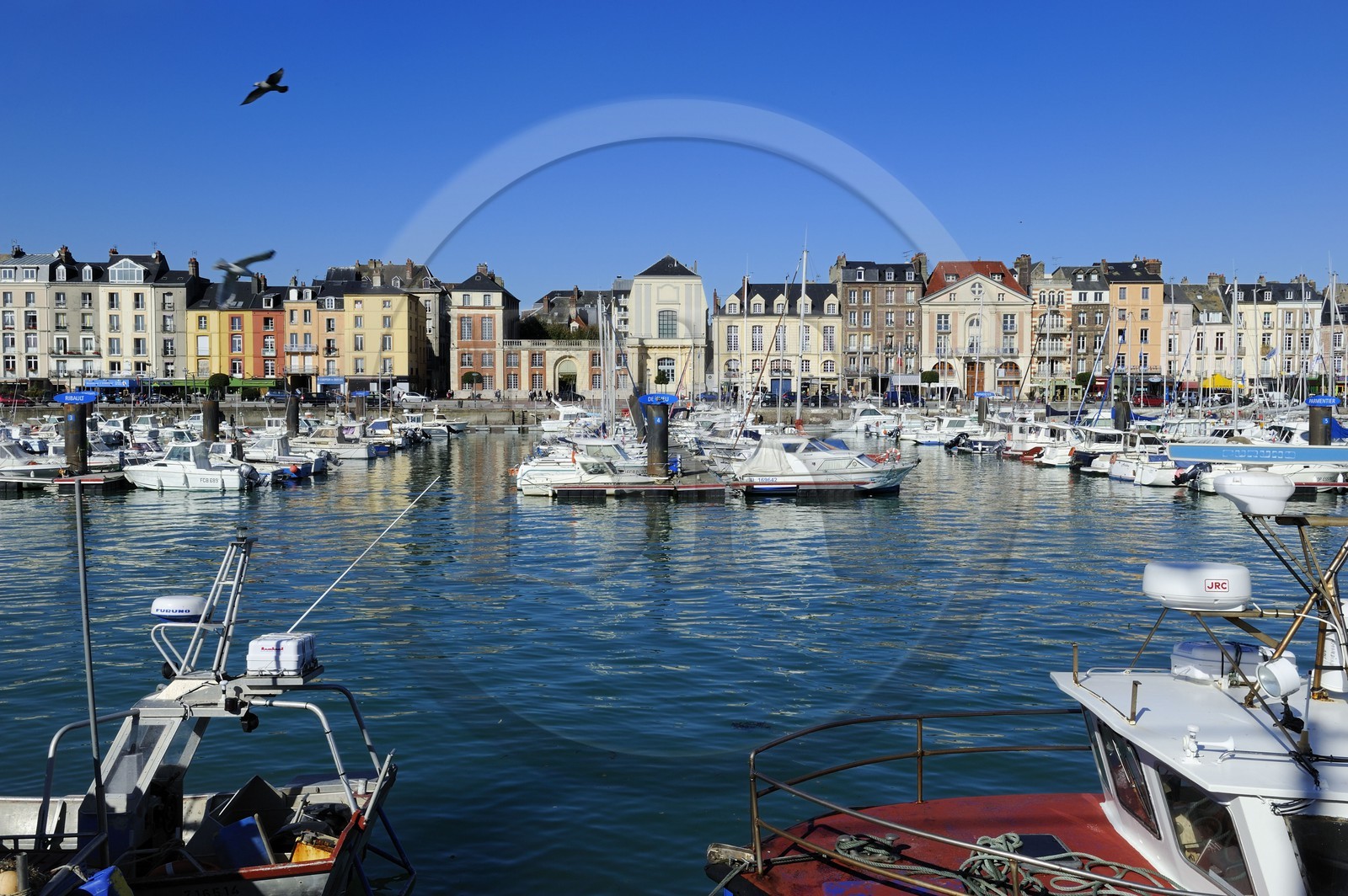 France, Seine-Maritime (76), Dieppe, le port et le quai Henri IV, l'ancien Collège des Oratoriens au centre