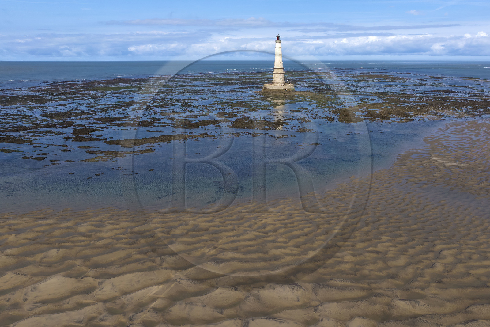 France, Gironde (33), le Verdon-sur-Mer, plateau rocheux de Cordouan à marée basse, phare de Cordouan, classé Patrimoine Mondial de l'UNESCO (vue aérienne)