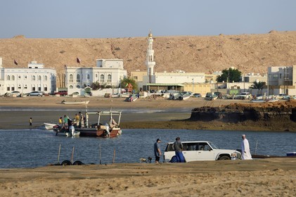Sultanate of Oman, Ash Sharqiyah South Governorate, city and harbour of Sur, the old fishing quarter of Al Ayjah, fishermen returning to port on their boat