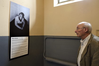 France, Rhône (69), Lyon, Mémorial Prison de Montluc, un membre de la famille d'un homme mort en déportation observe le portrait de Klaus Barbie surnommé le boucher de Lyon qui fut à son tour enfermé ici au début de son procès en  mai 1987 France, Rhone, Lyon, Montluc Prison Memorial, a family member of a man dead in deportation observes the portrait of Klaus Barbie, nicknamed the Butcher of Lyon, which was in its turn enclosed here at the beginning of his trial in May 1987