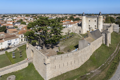 France, Vendée (85), Ile de Noirmoutier, Noirmoutier-en-l'Ile, le chateau médiéval (vue aérienne)