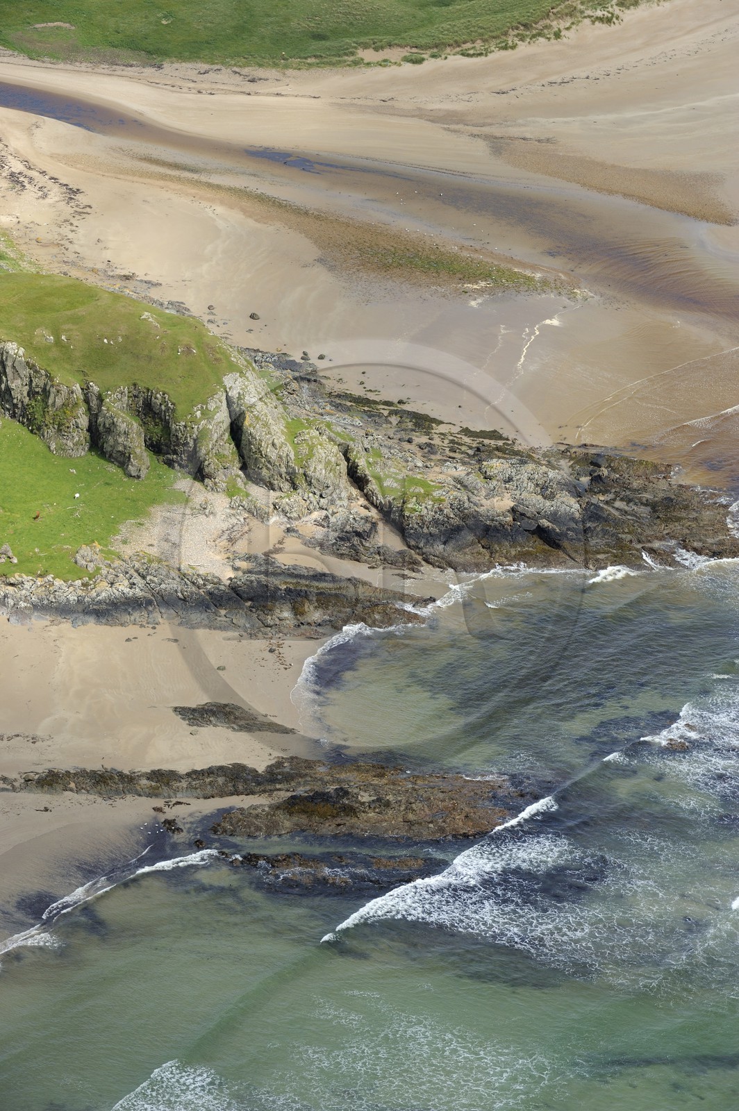 Royaume-Uni, Ecosse, Hébrides intérieures, Ile de Islay, estuaire de la rivière Laggan sur la Grande Plage de Laggan Bay (vue aérienne)