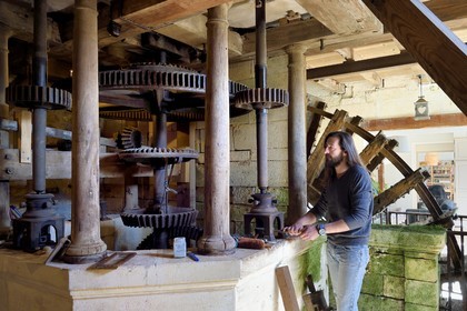 France, Charente (16), Bassac, moulin de Bassac, Cyprien Aoutin y fabrique farine, pains et pates à l’ancienne