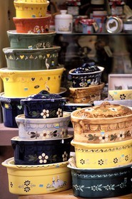 France, Haut-Rhin (68), cocotte en terre cuite pour préparer le Baeckoffe