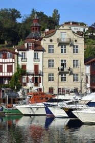 France, Pyrénées-Atlantiques (64), la côte du Pays-Basque, Ciboure, la maison natale de Maurice Ravel (en pierre) et le clocher de l'église Saint-Vincent