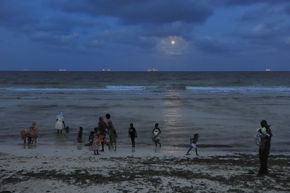 Tanzania, Dar es-Salaam, there is still lot of people at Coco Beach at dusk on Sunday