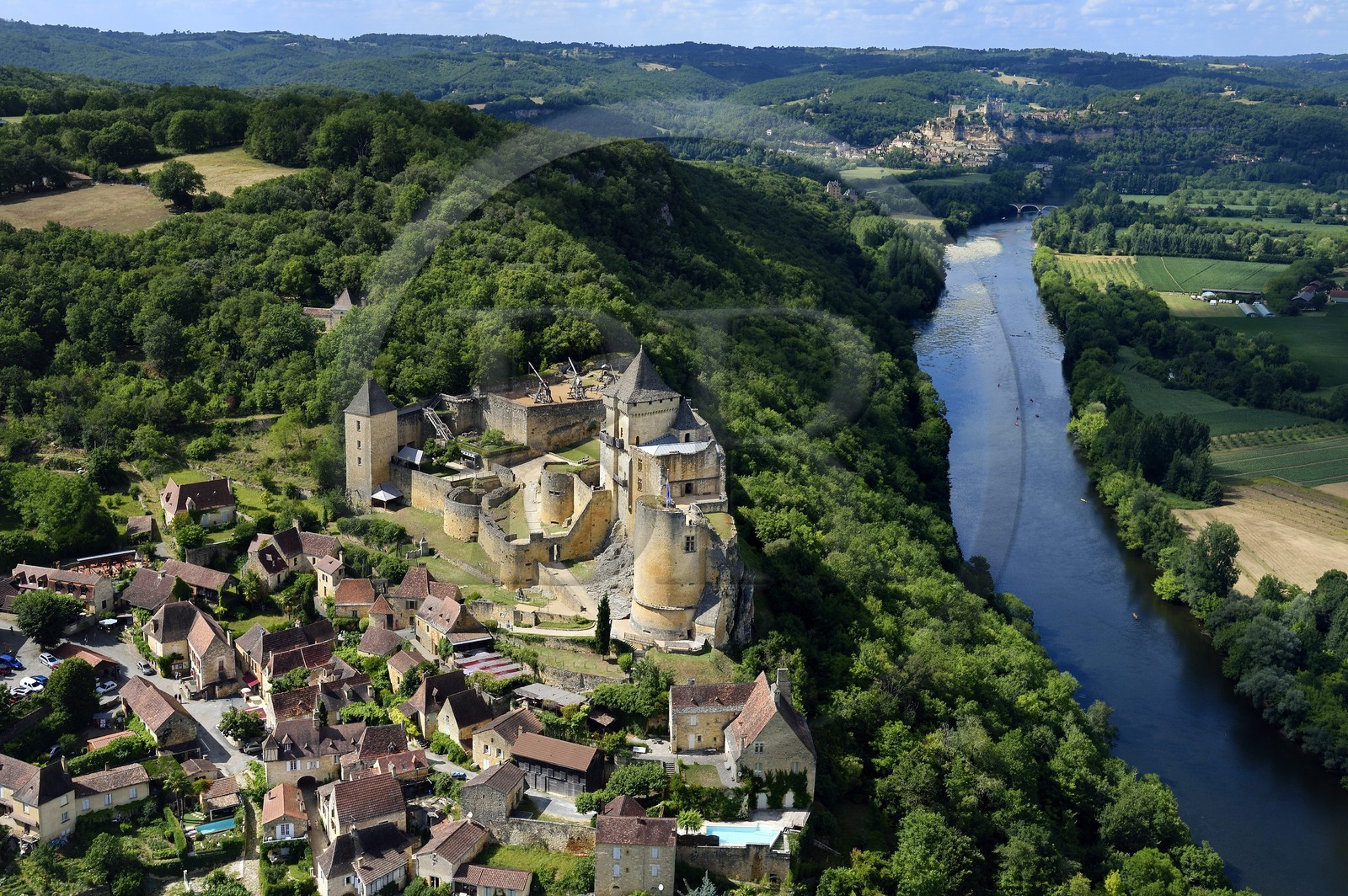 France, Dordogne (24), Périgord Noir, vallée de la Dordogne, Castelnaud-la-Chapelle labellisé Les Plus Beaux Villages de France, le château de Castelnaud-la-Chapelle sur un éperon rocheux au dessus de la rivière Dordogne (vue aérienne)