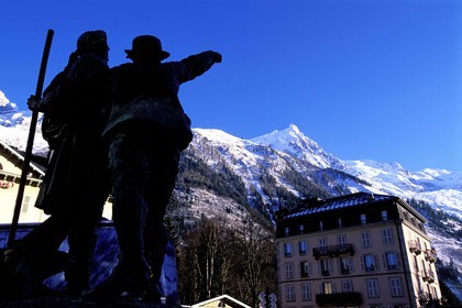France, Haute Savoie, Chamonix, (Mont Blanc), statue of Paccard and Balmat pointing the Aiguille du Midi (needle)