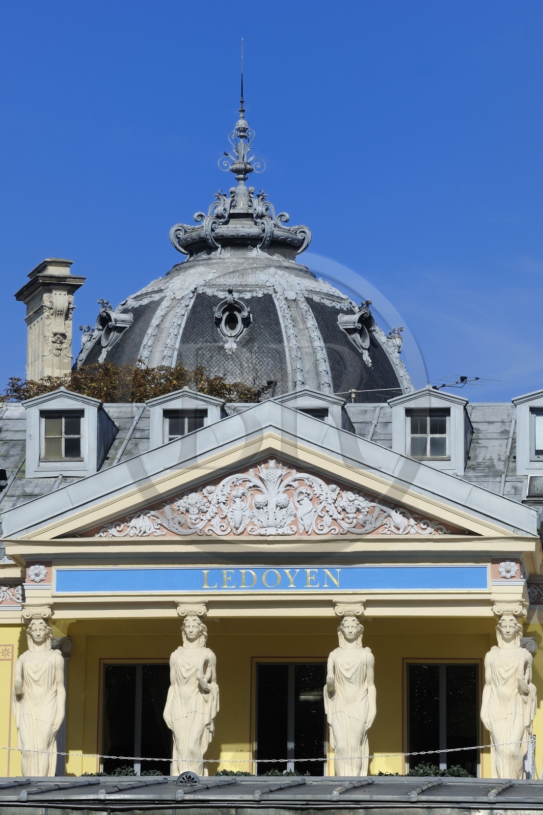 France, Paris (75), façade du Pavillon Ledoyen, restaurant gastronomique et toit du Petit Palais en arrière plan