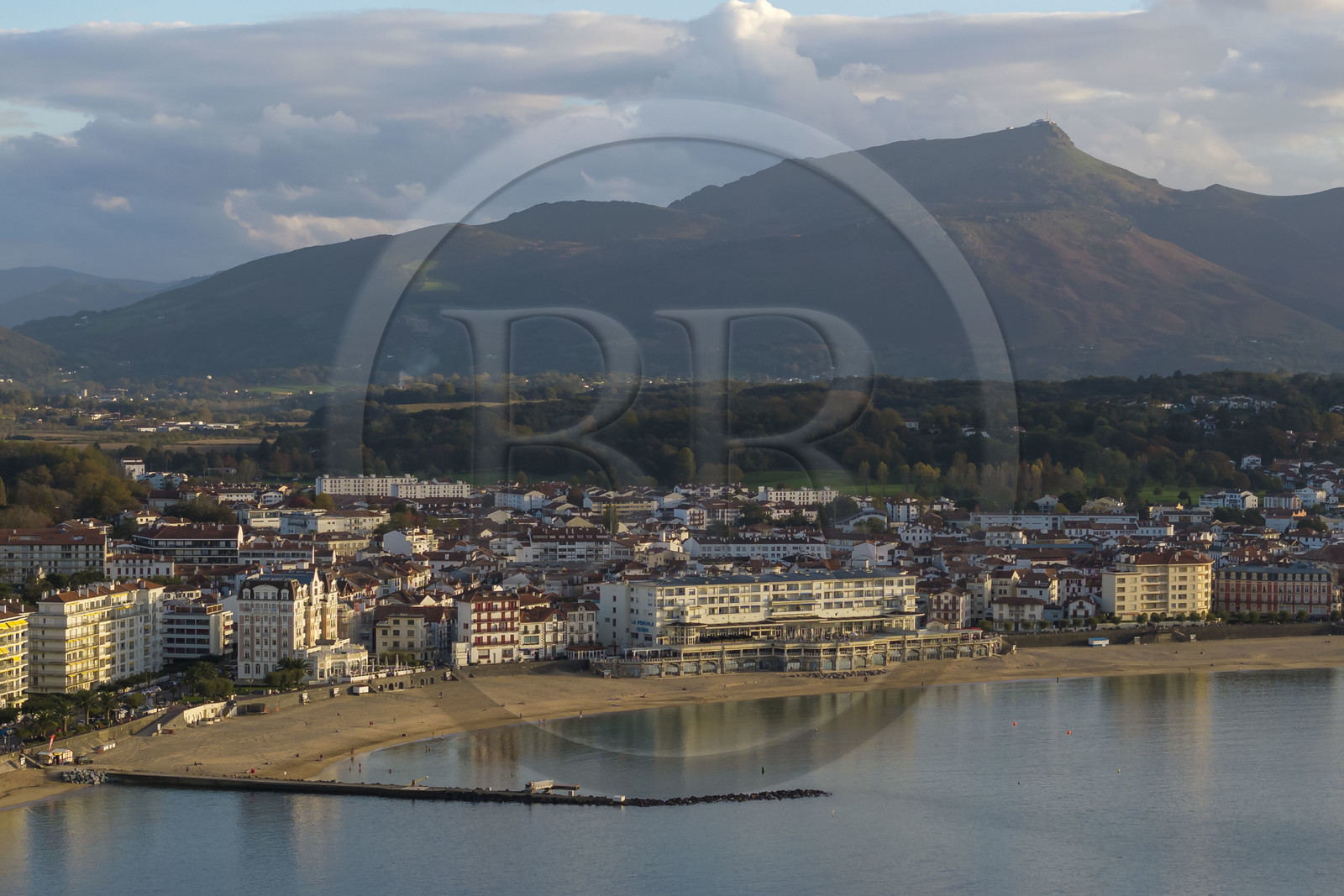 France, Pyrénées-Atlantiques (64), la côte du Pays-Basque, Saint-Jean-de-Luz, la Grande Plage et la montagne de La Rhune en arrière plan (vue aérienne)