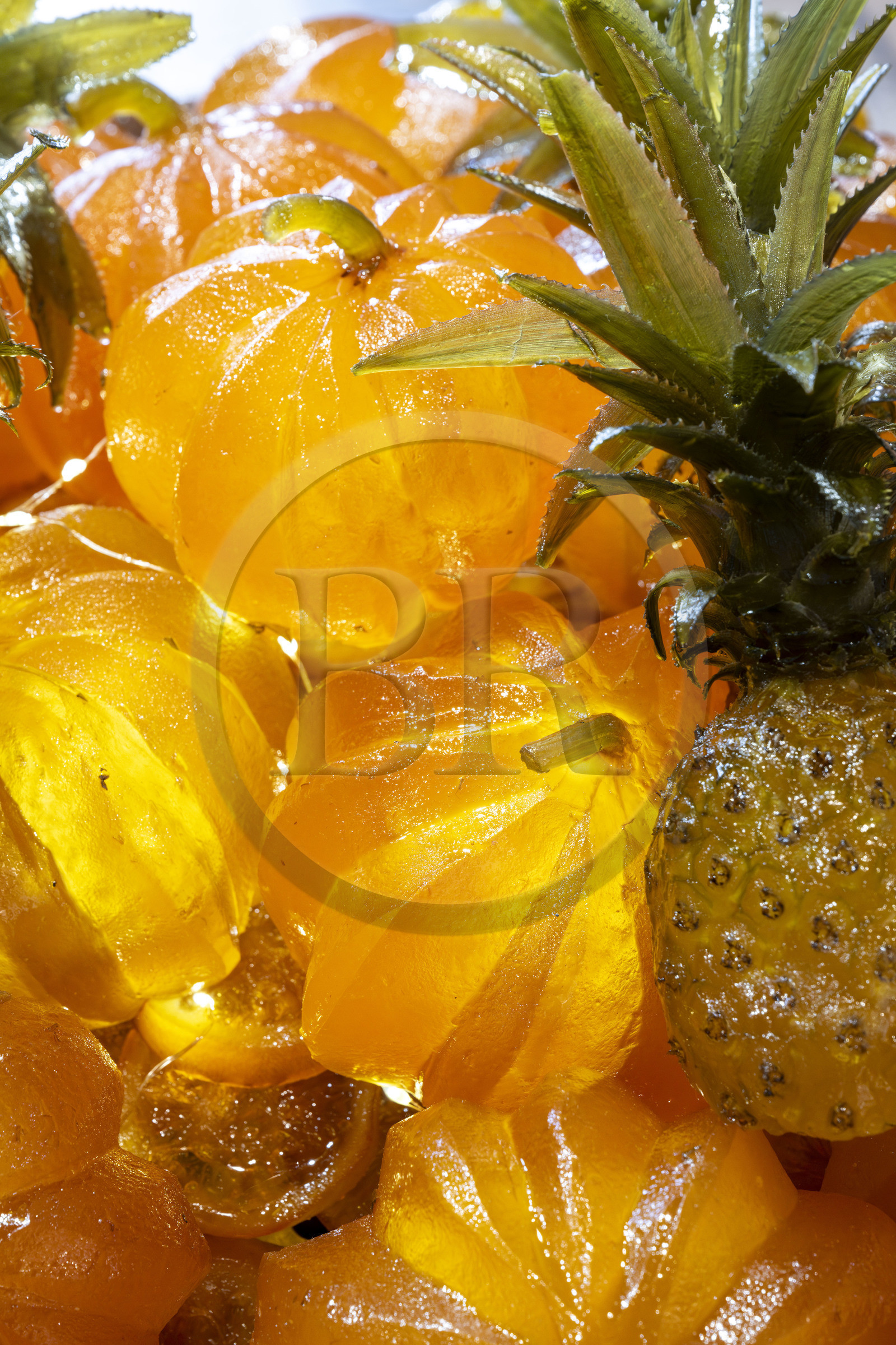 France, Bouches-du-Rhône (13), Parc Naturel Régional des Alpilles, Saint-Rémy-de-Provence, Maison Lilamand, confiserie traditionnelle de fruits confits et calissons, réalisation avec melon cantaloup et ananas Victoria