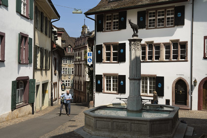 Suisse, Bâle, le vieux Bâle, petite fontaine à l'angle de la rue Gemsberg et Unterer Heuberg