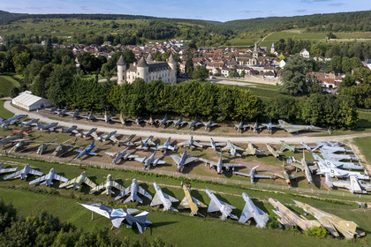 France, Côte-d'Or (21), les climats de Bourgogne classés Patrimoine Mondial de l'UNESCO, Côte de Beaune, Savigny-les-Beaune, le chateau avec les musées et collections avions de chasse, voitures de course Abarth, motos, tracteurs enjambeurs, maquettes, camions de pompiers (vue aérienne)