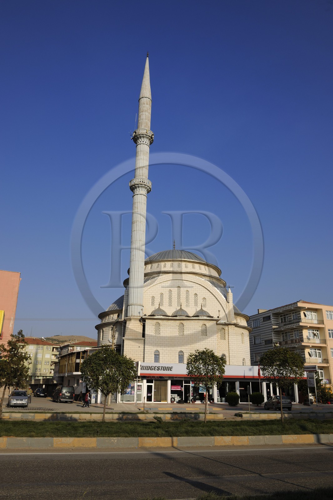 Turquie, Anatolie centrale, Sereflikoçhisar, mosquée au dessus d'un magasin de pneumatiques