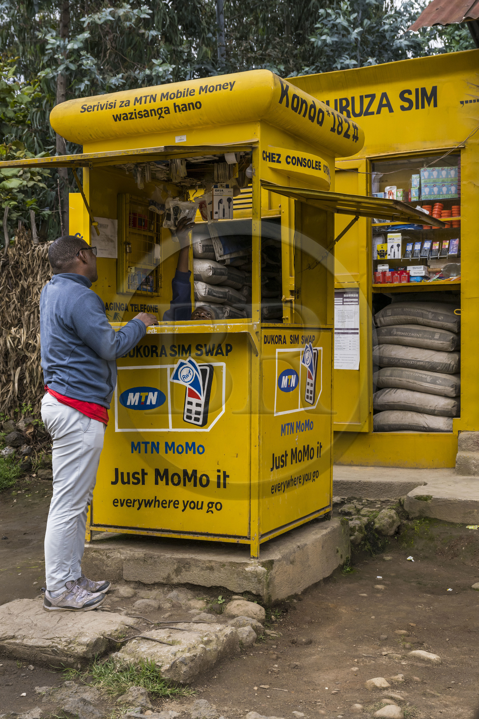Rwanda, Province du Nord, District de Musanze (Ruhengeri), Busogo, kiosque de vente du très populaire service de paiement mobile lié à la carte SIM du téléphone mobile du nom de MTN Mobile Money ou MTN MoMo, il permet notamment de payer ses factures, de transférer de l'argent, de déposer ou de retirer de l'argent mais aussi d'acheter des crédits ou des forfaits