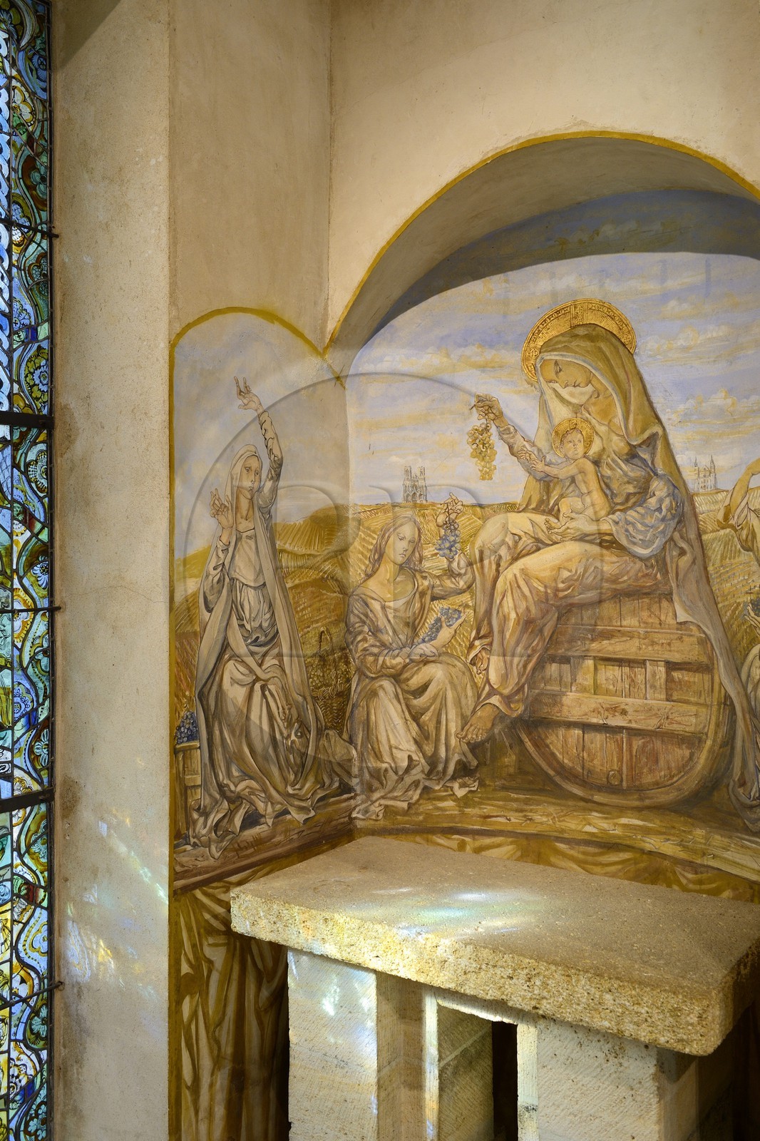 France, Marne (51), Reims, la chapelle Notre-Dame de la Paix ou chapelle Foujita, Notre-Dame des vendanges avec en arrière plan la cathédrale de Reims à gauche et la basilique Saint Remi à droite, peintures de Leonard Foujita