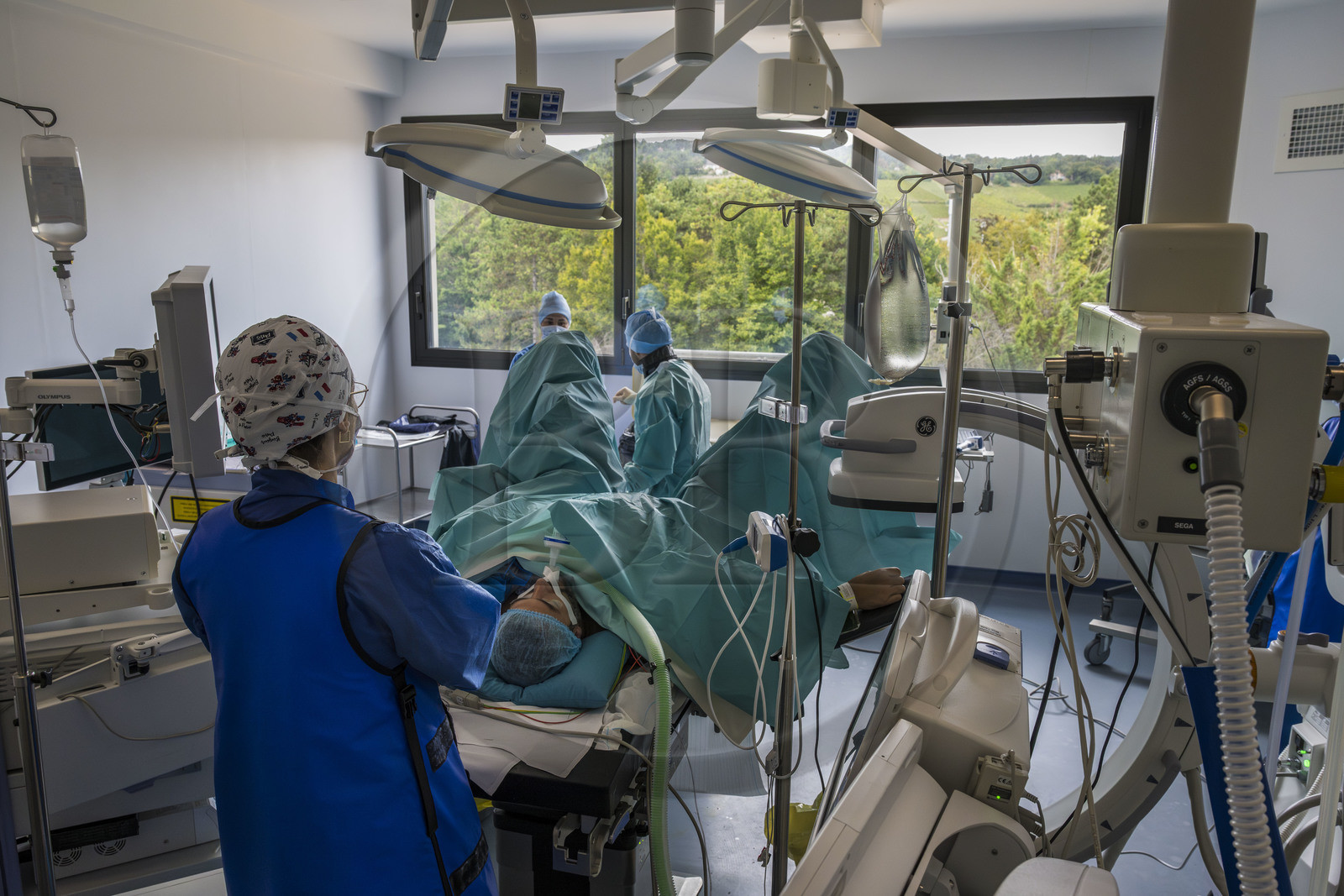 France, Côte-d'Or (21), les climats de Bourgogne classés Patrimoine Mondial de l'UNESCO, Beaune, Hospices Civils de Beaune, le centre hospitalier, du materiel spécifique et complémentaire équipe des salles d'opérations grâce aux revenus de l’Hôtel-Dieu et du domaine viticole des Hospices de Beaune