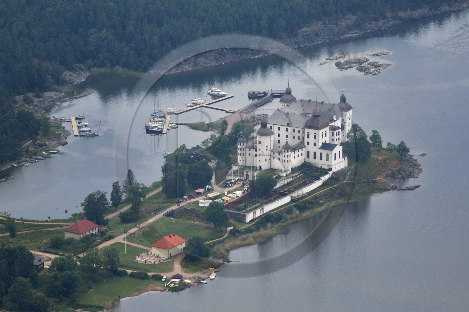 Suède, province de Västergötland, château de Läckö sur une île du lac de Vänern (vue aérienne)