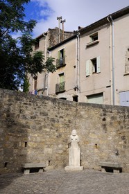 France, Hérault (34), Pézenas, sculpture en hommage à Boby Lapointe rue Four de la Ville par le sculpteur Alain Tenenbaum