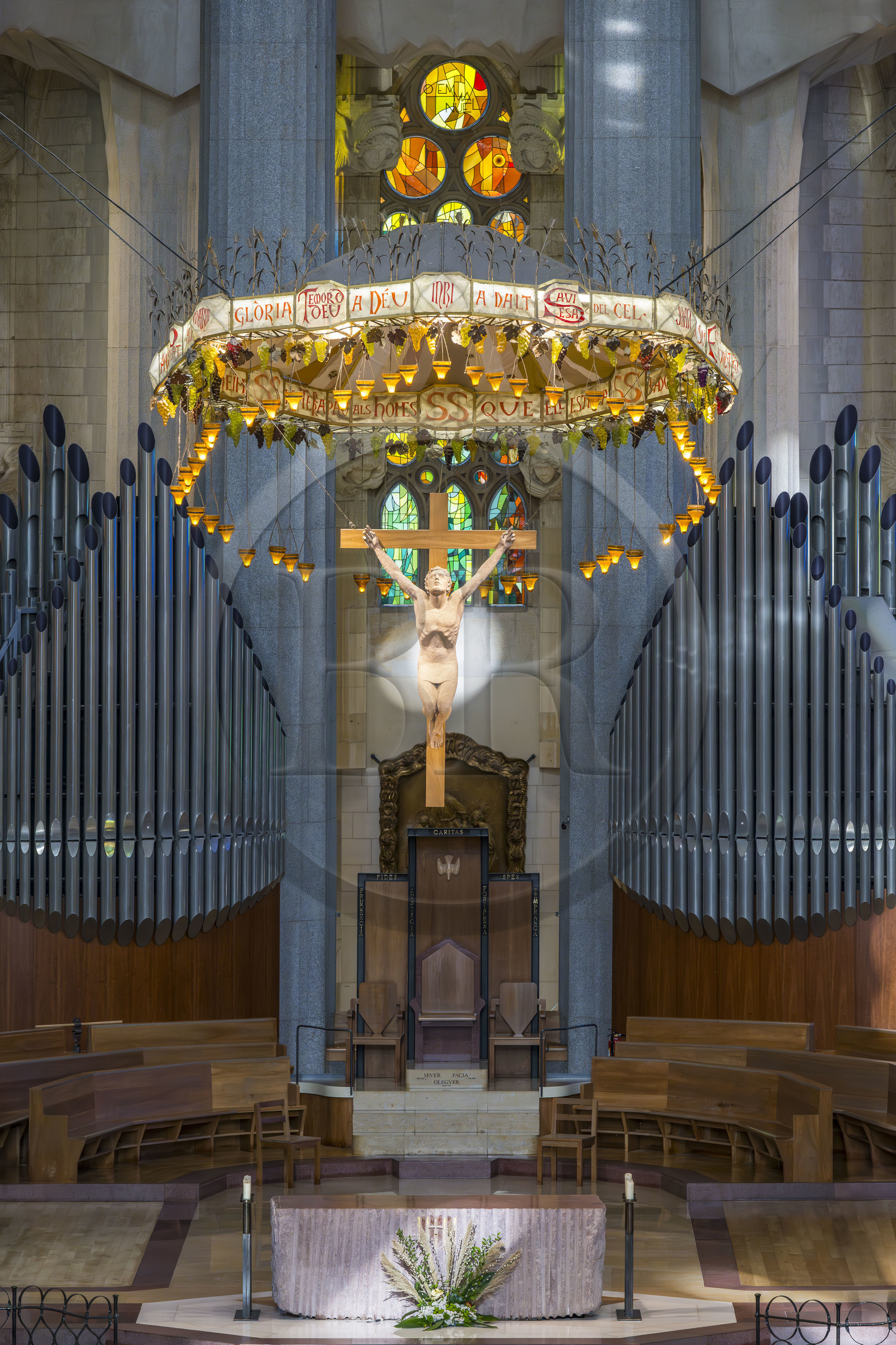 Espagne, Catalogne, Barcelone, quartier de l'Eixample, basilique de la Sagrada Familia de l'architecte du modernisme catalan Antoni Gaudi classée Patrimoine Mondial de l'UNESCO, le presbyterium, chœur réservé au clergé, surmonté du Christ crucifié accroché à un baldaquin suspendu