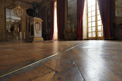 France, Yvelines (78), château de Versailles, appartement privé du Roi, cabinet de la Pendule, à terre le méridien de Versailles.France, Yvelines (78), château de Versailles, classé Patrimoine Mondial de l'UNESCO, appartement privé du Roi, cabinet de la Pendule, à terre le méridien de Versailles