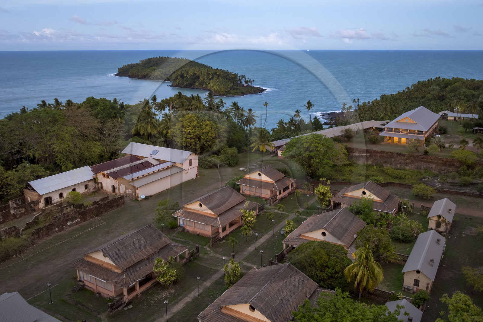France, Guyane, Kourou, Iles du Salut, l'Ile Royal qui accueillait l'administration, la chapelle et l'hôpital du bagne ainsi que les logements de la de la famille des gardiens au premier plan, l'Ile du Diable en arrière plan (vue aérienne)