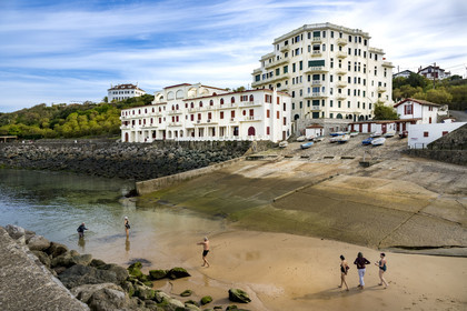 France, Pyrénées-Atlantiques (64), la côte du Pays-Basque, Guéthary, ancien port baleinier dominé par l'ancien hotel Guétharia art déco construit dans les années 1920 transformé en résidence