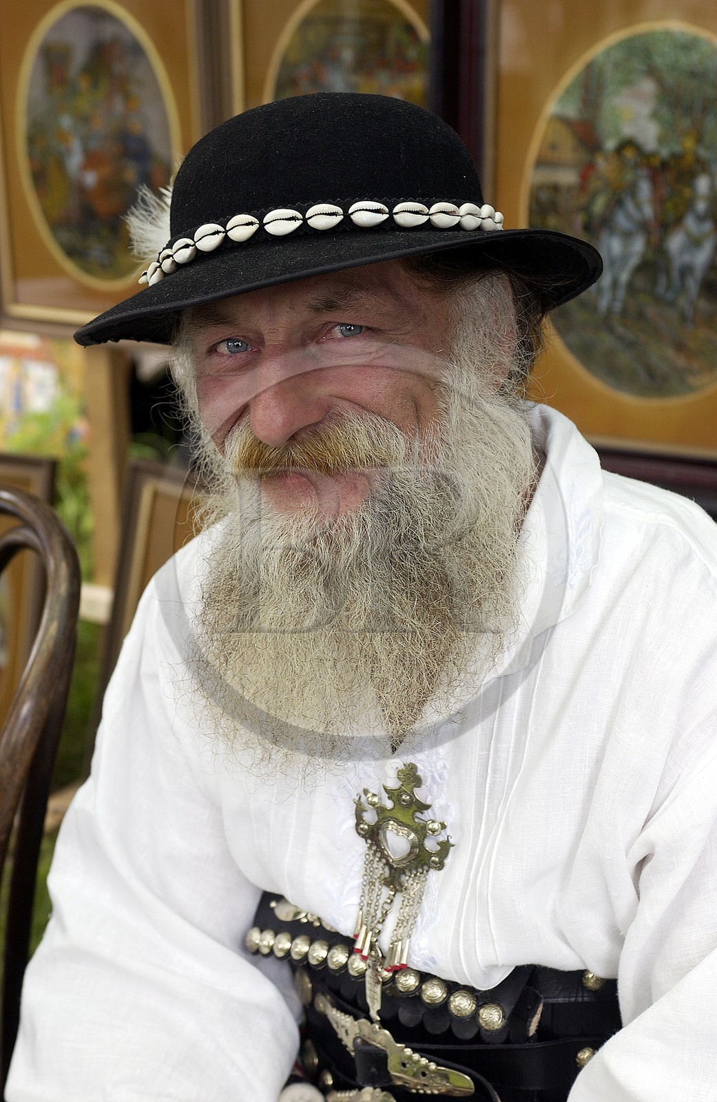 Pologne, Petite Pologne, Carpates, artisan en costume traditionnel de la région