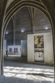 France, Vaucluse (84), Avignon, Palais des Papes classé Patrimoine mondial de l'UNESCO, la Grande Chapelle, exposition A la vie, à l’amor en 2024 de l'artiste de street art Miss.Tic connue pour ses œuvres au pochoir France, Vaucluse, Avignon, Palais des Papes (Palace of the Popes) listed as World heritage by UNESCO, the Great Chapel, exhibition A la vie, à l’amor in 2024 by street art artist Miss.Tic known for her stencil works