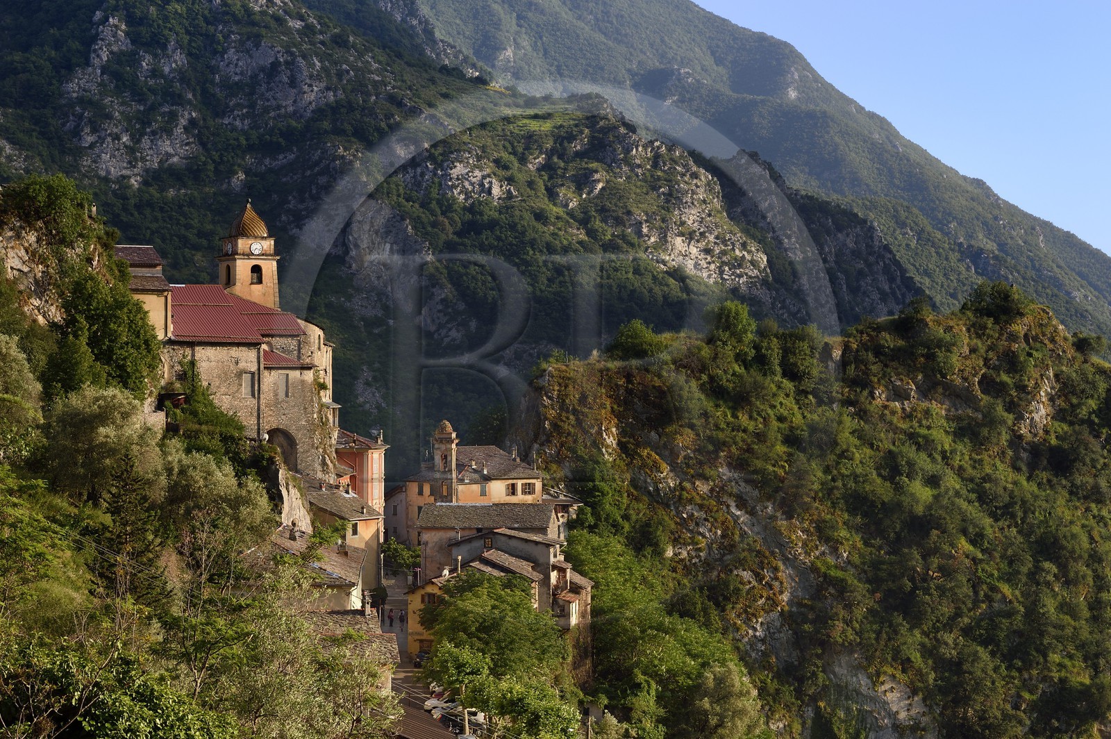 France, Alpes-Maritimes (06), vallée de la Roya (arrière-pays niçois), au pied du parc national du Mercantour, village perché de Saorge, l'église Saint-Sauveur domine la vallée