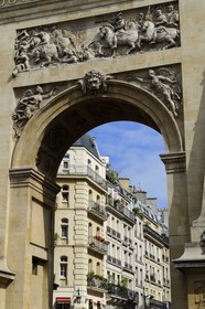 France, Paris (75), la porte Saint-Denis commanditée par Louis XIV et immeubles de la rue du faubourg Saint-Denis boulevard Bonne nouvelle